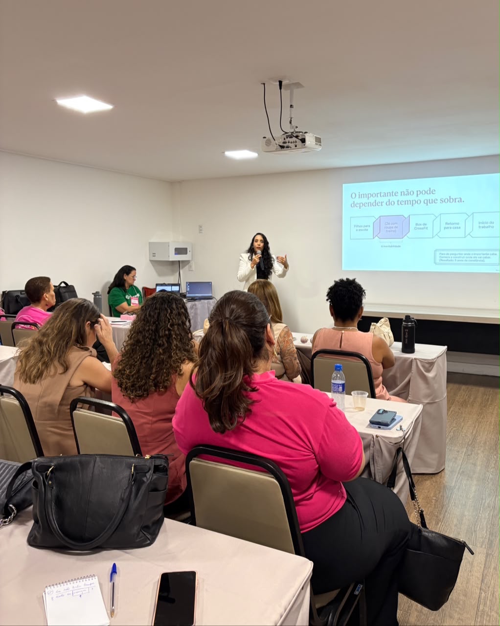 Visão ampla da palestra de Aghata e do público do Fórum Comitê Mulher