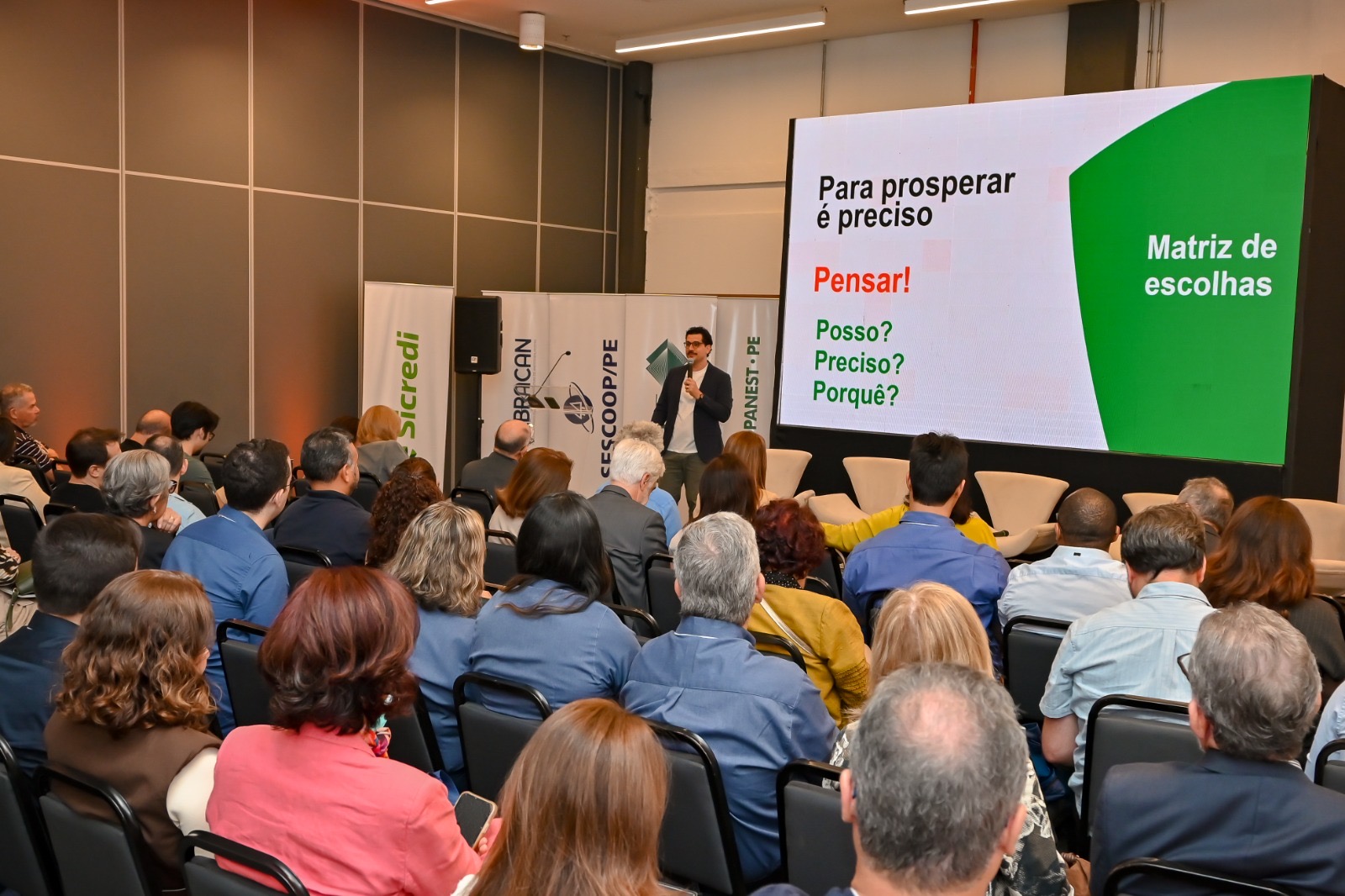 Tela da palestra apresenta matriz de escolhas para prosperar