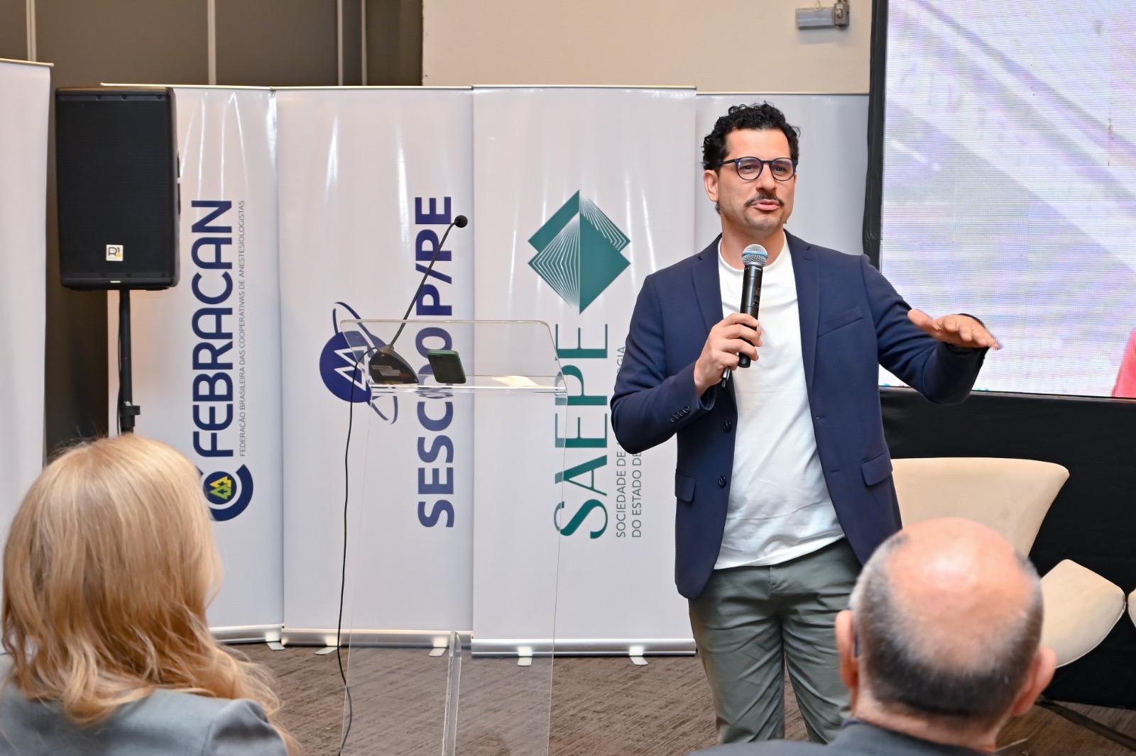 Cleber Zequetto apresenta conteúdo ao público do Coopanest Day PE