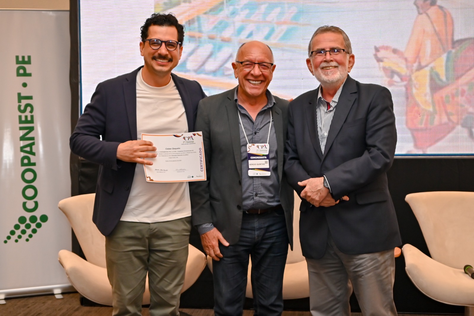 Cleber Zequetto posa com convidados após receber certificado